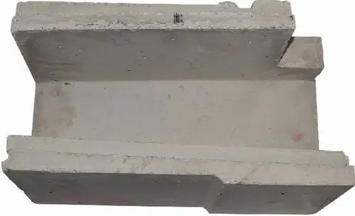 Betonblock mit rechteckiger Form, präsentiert von der Oberseite. Teil einer Brennkammer, möglicherweise für Heiztechnik von Wolf geeignet.